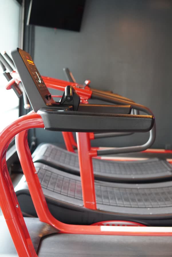 Vue de profil de tapis de course rouges et noirs alignés